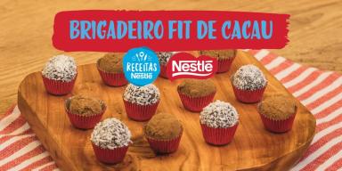 Brigadeiro Fit de Cacau Montagem com a imagem da receita ao centro e acima o título, fundo chapado em vermelho e logo Dois Frades e Receitas Nestlé.