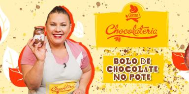 Imagem em tons de amarelo de uma mulher com cabelo preso à esquerda, os dizeres do programa à direita e desenhos de cacau