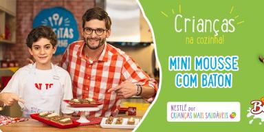 Montagem de uma foto de um menino e homem alto, perto de uma bancada com doces e os dizeres do programa à direita