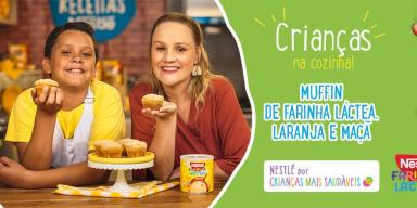 Montagem de uma foto de um menino e uma mulher loira, ambos segurando bolinhos, com os dizeres do programa à direita