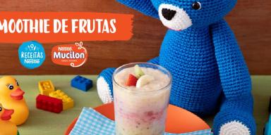 Fotografia da receita de smoothie de frutas com o título e o logotipo de Mucilon e Receitas Nestlé.