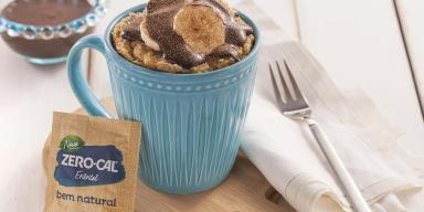 Bolo de Caneca de Banana com Calda de Cacau em cima da mesa