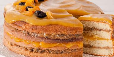Capa: Os bolos mais queridos do Brasil para este Dia Nacional do Bolo Bolo de coco com recheio de doce de leite e ameixas