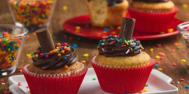 Capa: Receitas com Baton para surpreender a criançada Cupcake Baton enfeitado em cima da mesa
