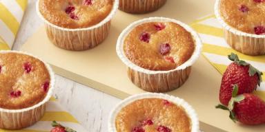 Capa: Receitas com iogurte para levar em todos os passeios Cupcake Prático de Iogurte com Morango em cima de uma mesa