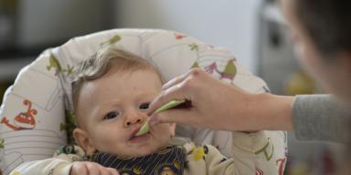 Mãe alimentando o seu bebê