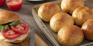 Capa: Como cozinhar batata-doce de 4 maneiras fáceis – e mais 13 receitas deliciosas Pão de Batata Doce em uma bandeja em cima de uma mesa