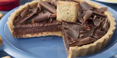 Capa: Sobremesas para o almoço em família com Passatempo Torta Passatempo Cremosa no prato em cima de uma mesa