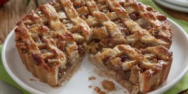 Torta de Maçã em cima de um prato em uma mesa