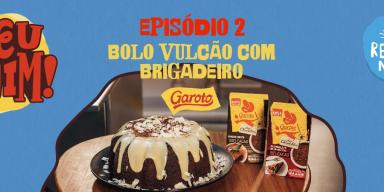 Deu Ruim – Bolo Vulcão com Brigadeiro Montagem com um fundo azul, a foto da receita de bolo de chocolate no centro, o nome do programa e os logos das marcas