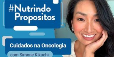 Fotografia da nutricionista com um fundo azul e alguns elementos de retângulo e riscos.