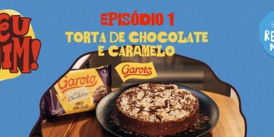 Deu Ruim – Torta de Chocolate e Caramelo Montagem com um fundo azul, a foto da receita de torta de chocolate no centro, o nome do programa e os logos das marcas