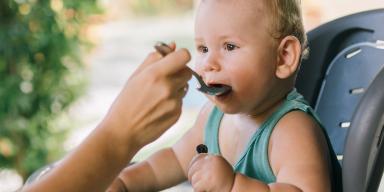 Capa: Aprenda 3 dicas simples para a ceia de Natal do seu bebê Mãe alimentando o seu filho bebê