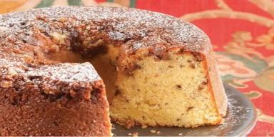 Bolo de Laranja com Chocolate em cima de um prato sobre uma mesa