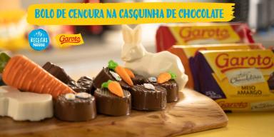 Montagem com um fundo em tons de marrom, a foto da receita com as cascas do ovo recheadas ao centro sob uma tábua de madeira,