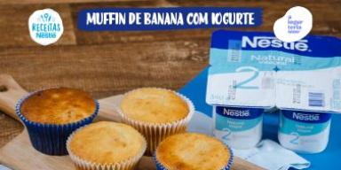 Muffin de Banana com Iogurte Natural NESTLÉ® Fotografia de um pote com o muffin e o logo de Receitas Nestlé e Iogurtes.