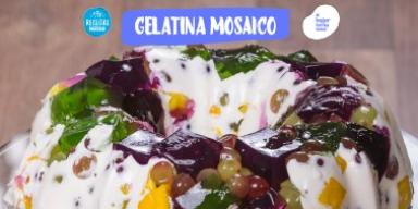 Gelatina Mosaico com Frutas e Iogurte NESTLÉ® Mel Fotografia de uma gelatina mosaico grande e o logo de Receitas Nestlé e Iogurtes.
