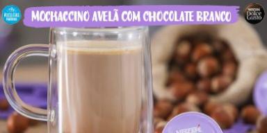 Mochaccino Avelã NESCAFÉ® DOLCE GUSTO® com Chocolate Branco Fotografia de xícara com café e o logo de Receitas Nestlé e Dolce Gusto.
