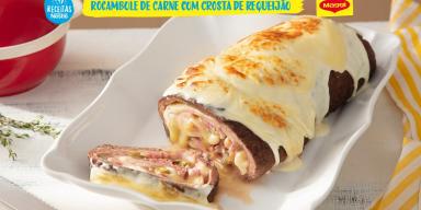 Montagem com um fundo claro, a foto da receita ampliada ao centro, o nome do programa e os logos das marcas