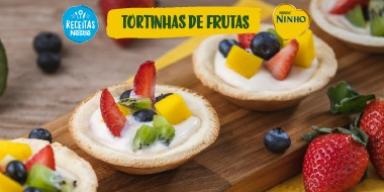 Tortinhas de Frutas com NINHO® Forti+ Instantâneo Fotografia de tortinhas de frutas e o logo de Receitas Nestlé e Ninho.