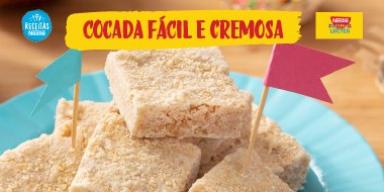 Cocada Fácil e Deliciosa com Farinha Láctea NESTLÉ® Fotografia de cocada junina e o logo de Receitas Nestlé e Farinha Láctea Nestlé.