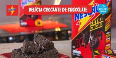 Delícia Crocante de Chocolate feito com NESCAU® Cereal Extra Cacau Fotografia delícia crocante de chocolate e o logo de Receitas Nestlé e Nescau.