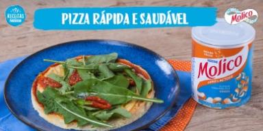 Pizza Slim com MOLICO® em Pó Zero Lactose. Uma receita leve, saudável e deliciosa! Fotografia da pizza no centro e os logos de Receitas Nestlé e Molico.