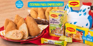 Imagem da receita de coxinha de frango ao lado de temperos Maggi e da Galinha Azul
