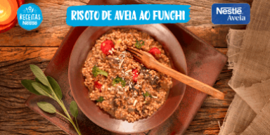 Risoto de Aveia ao Funghi delicioso! Fotografia do risoto de aveia ao funghi e logo de Receitas Nestlé e Mucilon.