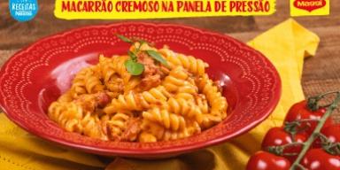 Imagem da receita de Macarrão Cremoso na pressão com o título centralizado no topo e os logotipos das marcas ao lado