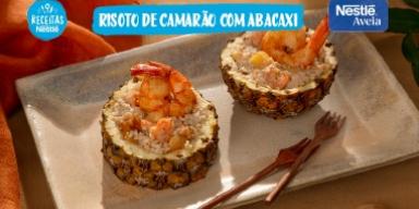Receita de RisOAT™ - Risoto de Aveia Corte Rústico de Camarão com Abacaxi Fotografia de um risoto e logo de Receitas Nestlé e Aveia.