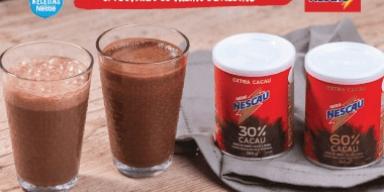 Fotografia Smoothie Nescau, duas embalagens de Nescau Extra Cacau e o logo de Nescau e Receitas Nestlé