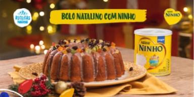 Bolo Natalino com NINHO® em Pó Integral Fotografia de um bolo natalino e logo de Receitas Nestlé e Ninho.