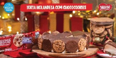 Observa-se uma torta holandesa com chococookies em volta e, ao lado direito, um pedaço da torta.