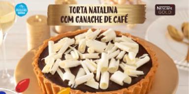 Fotografia de uma torta natalina e logo de Receitas Nestlé e Nescafé.