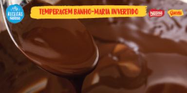 Cena bastante aproximada de um recipiente com chocolate derretido escorrendo de uma colher com o título acima