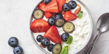 5 benefícios que vão te convencer a comer iogurte natural