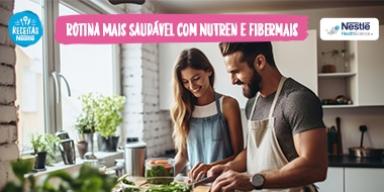 Fotografia de um homem e uma mulher cozinhando alguns vegetais na cozinha de casa.