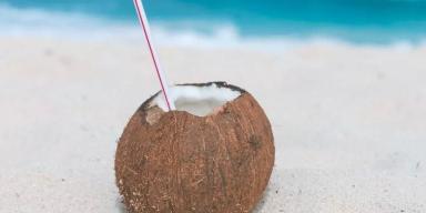 6 benefícios da água de coco para a saúde