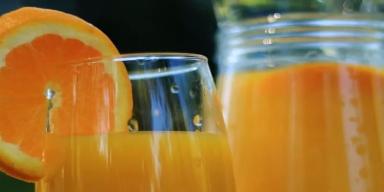 8 benefícios deliciosos do suco de laranja