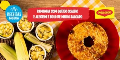 Fotografia de um bolo de milho e pamonhas servidas em recipientes individuais sobre em uma mesa de madeira e um pano amarelo