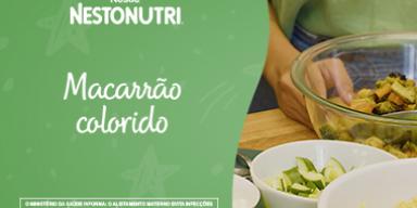 Fotografia de macarrão com vegetais em tons de verde e ao lado o nome da receita e descritivos legais.