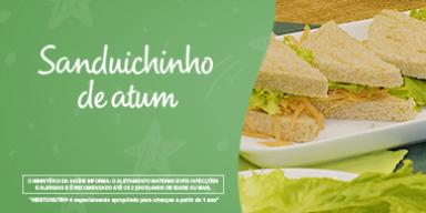 Fotografia de sanduiches de atum em tons de verde e ao lado o nome da receita e descritivos legais.