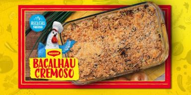 Fotografia mostra um bacalhau gratinado e uma galinha azul com chapéu de cozinheiro.