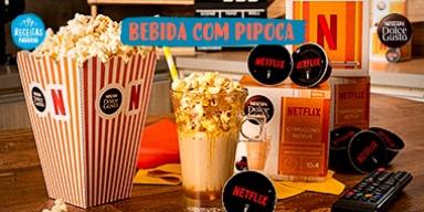 Fotografia de uma bebida com pipoca e ao lado o nome da receita e logos de marca.