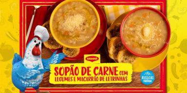 Fotografia mostra dois bowls com sopa e uma galinha azul com chapéu de cozinheiro.
