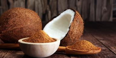 Açúcar de coco é saudável? Entenda os benefícios e dicas de consumo 
