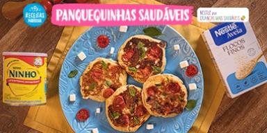 Panquequinhas Nutritivas para o Dia das Crianças – Nestlé® Por Crianças Mais Saudáveis Fotografia de panquecas e ao lado o nome da receita e logos de marca.