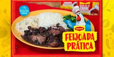 Fotografia mostra um prato de feijoada com título e ilustração de uma galinha azul de maggi