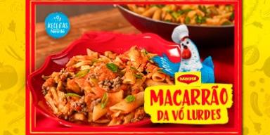 Fotografia mostra um prato de macarrão com título e ilustração de uma galinha azul de maggi